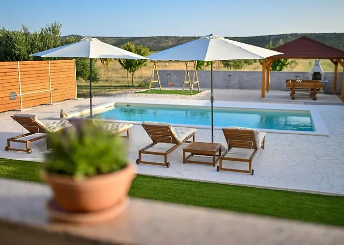 Nice Home In Pakostane With Wifi 펜션