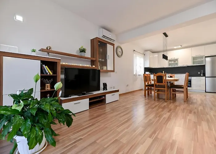 Nice Home In Pakostane With Wifi Vikendica *