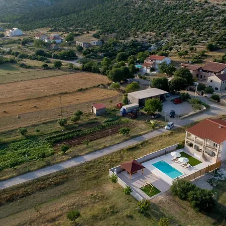 Nice Home In Pakostane With Wifi *