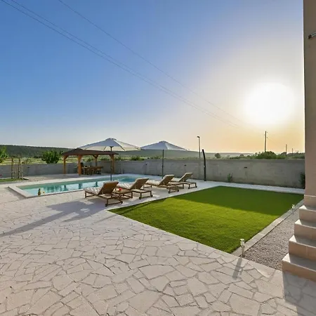 Amazing Home In Pakostane *