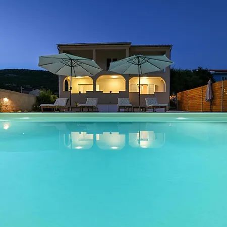 Amazing Home In Pakostane